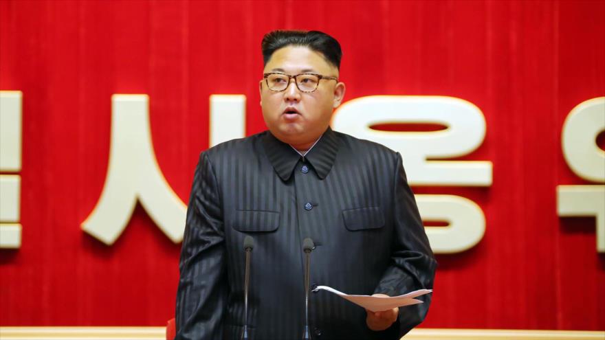 El líder norcoreano, Kim Jong-un, ofrece un discurso en la Casa de Cultura en la ciudad capitalina de Pyongyang. La foto fue publicada por la agencia local de noticias KCNA el 4 de agosto de 2016.