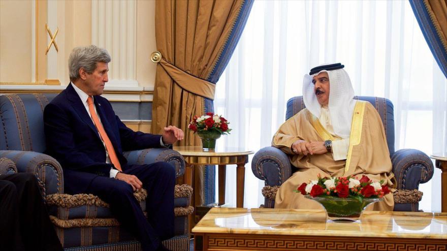 El rey bareiní, Hamad bin Isa Al Jalifa (dcha.), reunido con el secretario de Estado de EE.UU., John Kerry.