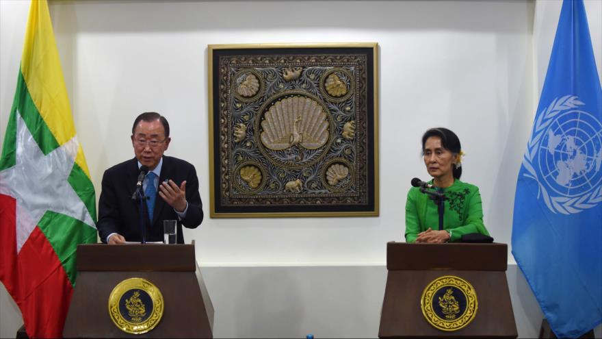 El máximo titular de la ONU, Ban Ki-moon (izda.), durante una rueda de prensa conjunta con Aung San Suu Kyi, consejera de Estado de Myanmar, en Naypyidaw, capital birmana, 30 de agosto de 2016.