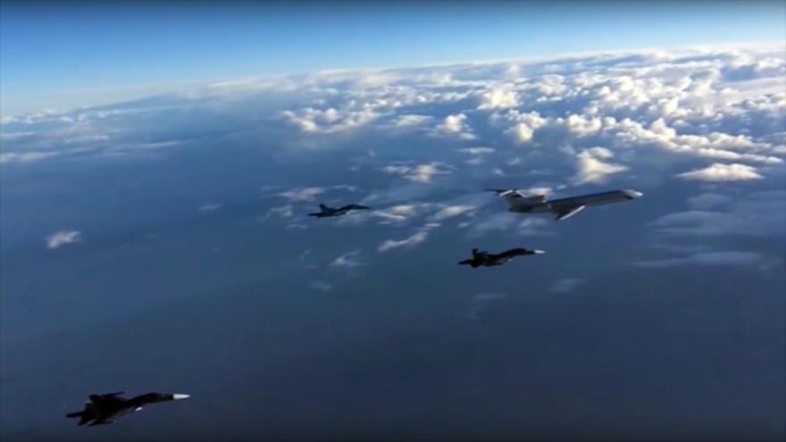 Cazas rusos Su-34 y un avión de transporte Tupolev Tu-154 sobrevuelan un lugar desconocido en su camino desde la base aérea Hmeimim en la provincia de Latakia, en Siria, a sus bases permanentes en la Federación de Rusa, 15 de marzo de 2016.