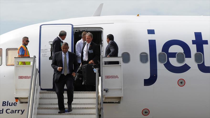 El secretario de Transporte de Estados Unidos Anthony Foxx (delantero), ha llegado al aeropuerto de Santa Clara, Cuba el 31 de agosto.