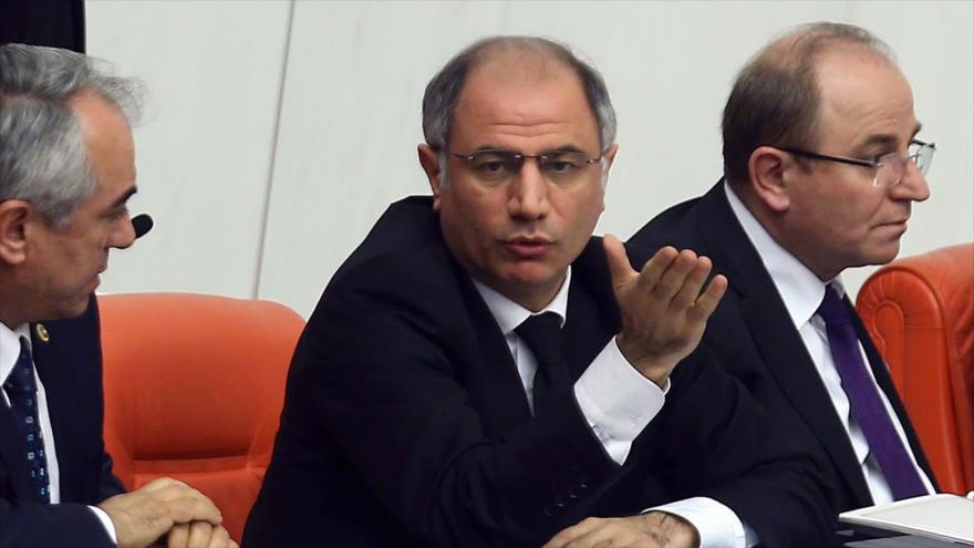 El ex ministro del Interior de Turquía, Efkan Ala (medio).