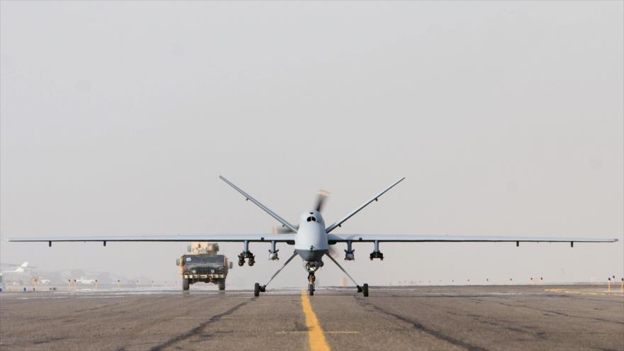 Un dron estadounidense MQ-9 Reaper equipado con misiles Hellfire a punto de despegar.