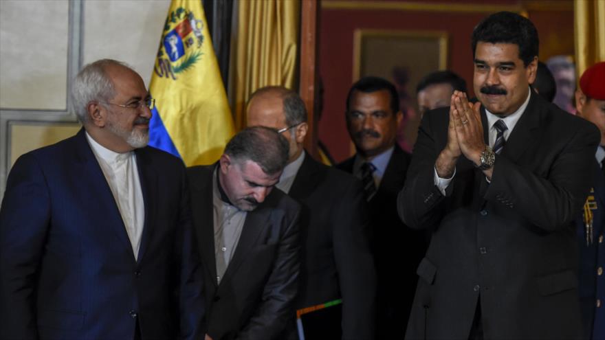El presidente de Venezuela, Nicolás Maduro (dcha.), y el canciller de Irán, Mohamad Yavad Zarif (izda.), durante una reunión en Caracas, capital venezolana, 27 de agosto de 2016.