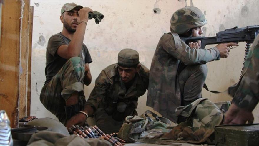 Las fuerzas sirias defienden sus posiciones en la Academia de la Fuerza Aérea de Siria al sur de la ciudad de Alepo.