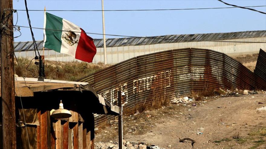 En la imagen se ve las vallas fronterizas que separan México de EE.UU.