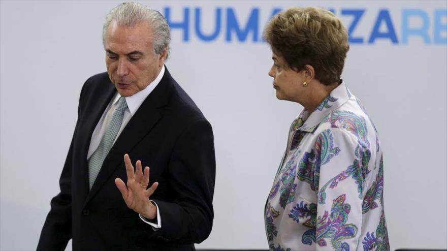 El nuevo presidente de Brasil, Michel Temer (izda.), habla con su predecesora, Dilma Rousseff.