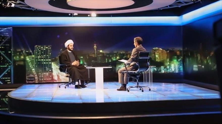 El secretario general de Hezbolá al-Noyabaa, el sheij Akram al-Kabi (izqa.), durante su entrevista con el canal 2 de IRIB, el 31 de agosto de 2016.