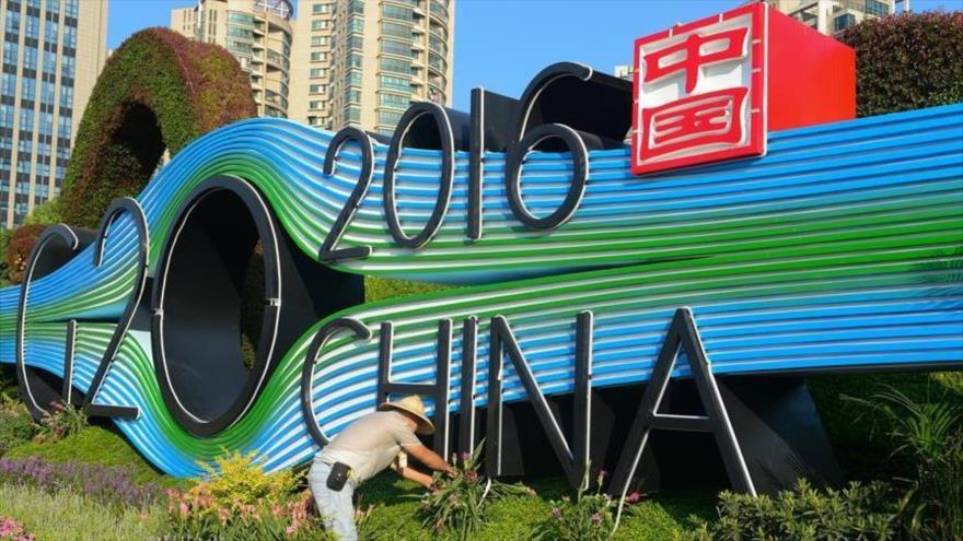 Un jardinero prepara un jardín floral de temática G20 en la ciudad china de Hangzhou, donde se celebrará la cumbre de jefes de Estado y de gobierno de los 20 países más ricos del mundo.