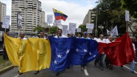 Chavistas y opositores venezolanos salen a las calles de Caracas