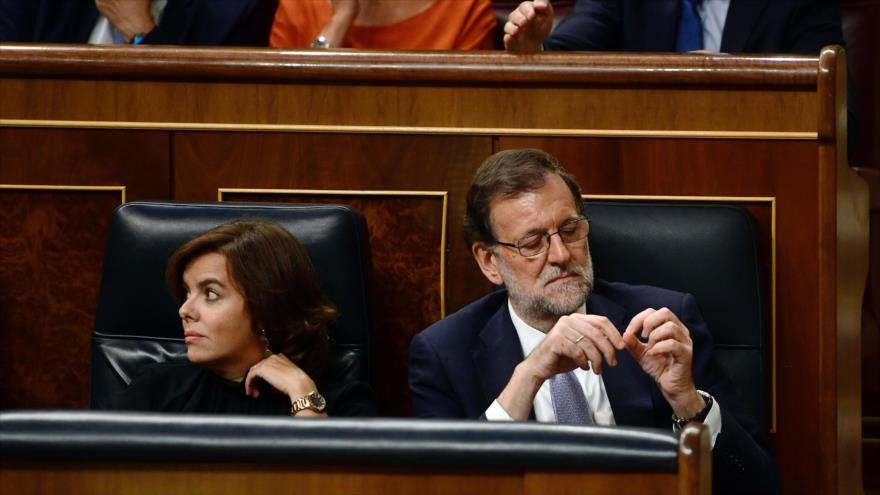 El candidato del Partido Popular (PP), Mariano Rajoy, y la vicepresidenta Soraya Sáenz de Santamaría durante el primer día del debate de investidura del líder de populares en el Congreso de los Diputados, en Madrid, 31 de agosto de 2016. 