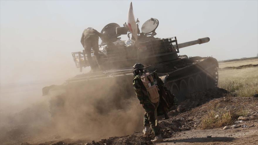 Combatientes de las fuerzas iraquíes durante una operación para recuperar la localidad de Al-Bashar, cerca de la provincia de Kirkuk, de los terroristas de EIIL (Daesh, en árabe), 30 de abril de 2016.