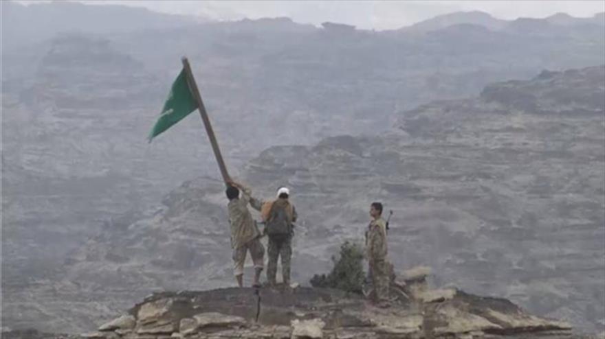 Combatientes del movimiento popular yemení Ansarolá eliminan la bandera de Arabia Saudí tras avanzar en el suroeste de este país, 1 de septiembre de 2016.