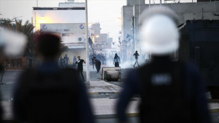 Enfrentamientos entre manifestantes bareiníes y agentes de la Policía durante una protesta antigubernamental en Manama (capital), 5 de abril de 2016.