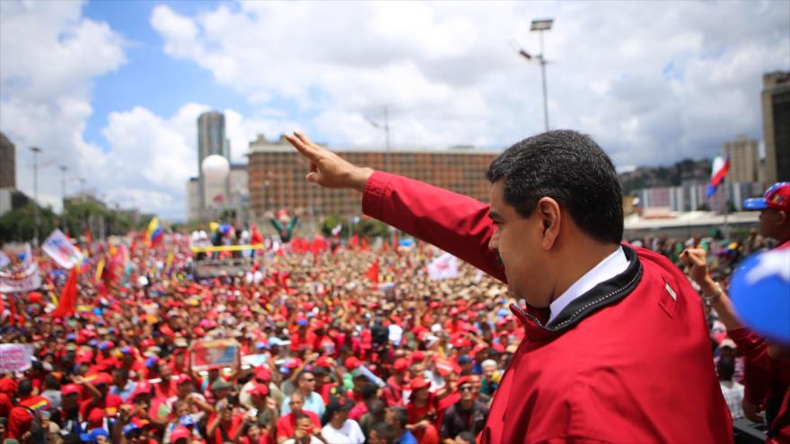 El presidente de Venezuela, Nicolás Maduro, muestra a la multitud el signo de victoria, durante una marcha en apoyo a su Gobierno en la capital venezolana Caracas. 1 de septiembre de 2016