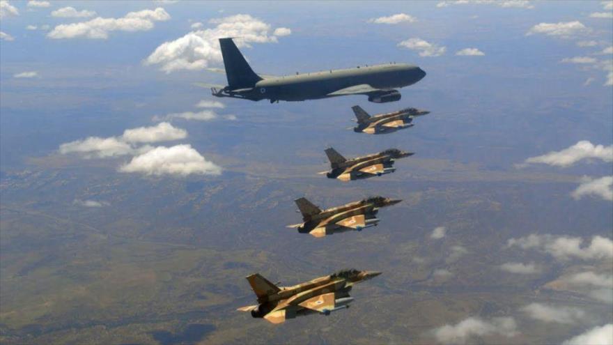 Aviones de combate israelíes F-16, y un avión de cisterna de reabastecimiento en vuelo durante las maniobras Bandera Roja. 