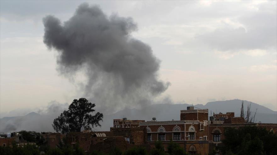 Humo generado por un ataque aéreo de Arabia Saudí contra la ciudad yemení de Saná, 31 agosto de 2016.