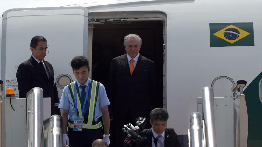 El presidente de Brasil, Michel Temer (centro), sale del avión a su llegada al aeropuerto internacional de Hangzhou Xiaoshan en la ciudad china de Hangzhou, 2 de septiembre de 2016.