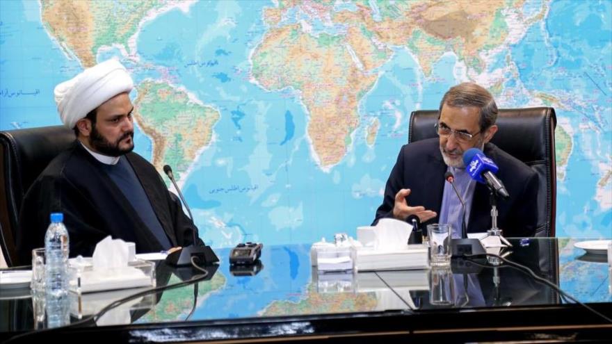 Ali Akbar Velayati, asesor para Asuntos Internacionales del Líder de la Revolución Islámica de Irán (decha.), en una reunión con el secretario general del Movimiento de la Resistencia Islámica de Irak (Hezbolá al-Noyaba), el sheij Akram al-Kabi, 1 de septiembre de 2016.