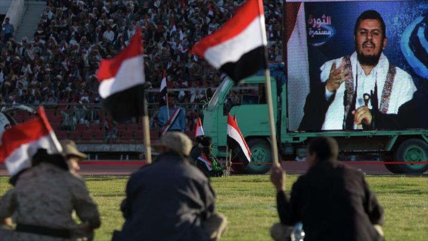 Yemeníes escuchan un discruso televisado del líder del movimiento popular Ansarolá, Abdulmalik al-Houthi.