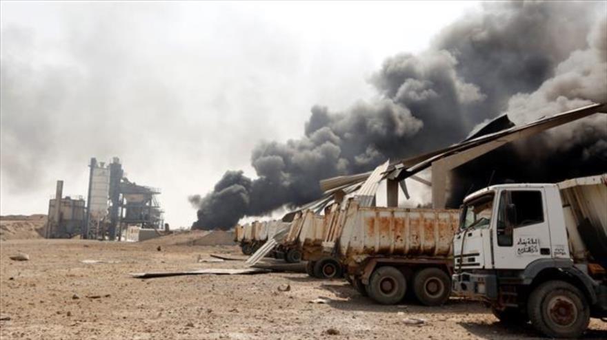 Una columna de humo producida tras la explosión en un depósito de armas en Bagdad (Irak), 2 de septiembre de 2016.