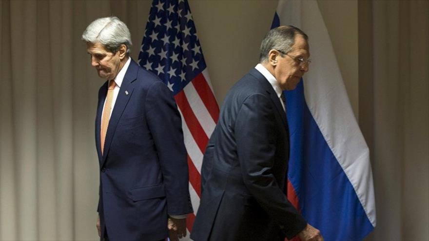 El canciller ruso, Serguei Lavrov (dcha.), tras reunirse con su homólogo estadounidense, John Kerry, en Suiza.