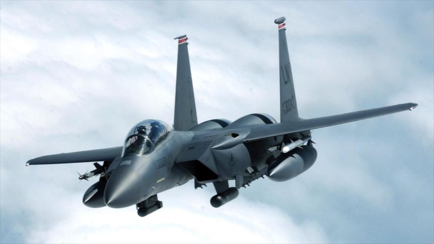 Un avión de combate F-15E Strike Eagle de la Fuerza Aérea de EE.UU.