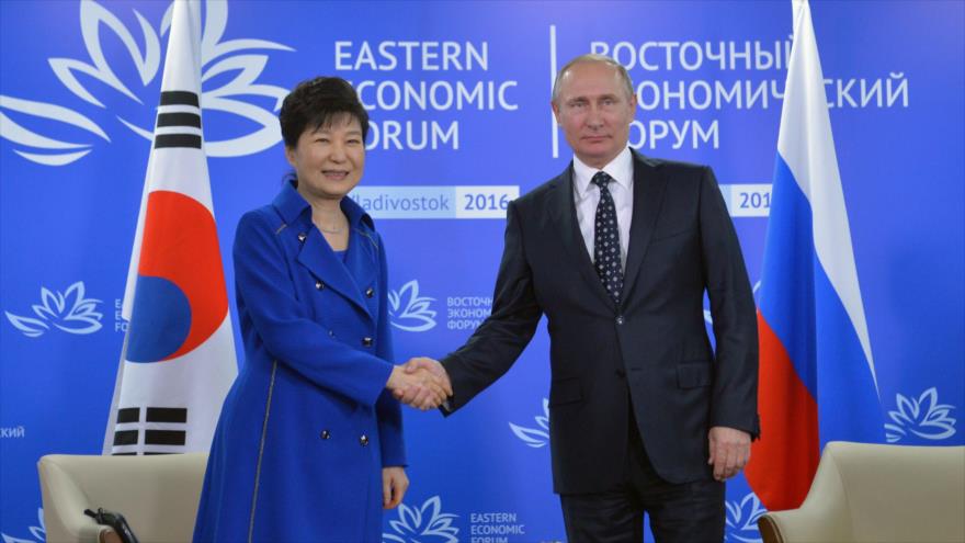 El presidente de Rusia, Vladimir Putin (dcha.), estrecha la mano de su homóloga surcoreana, Park Geun-hye, en el Foro Económico de Oriente, 3 de septiembre de 2016.