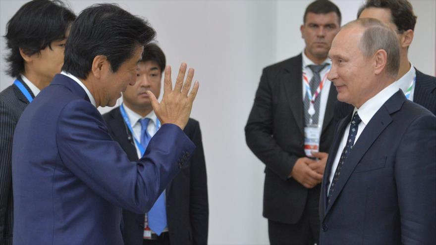 El primer ministro nipón, Shinzo Abe (izda.), y el presidente ruso, Vladimir Putin, en un encuentro en el marco del Foro Económico de Oriente, 3 de septiembre de 2016