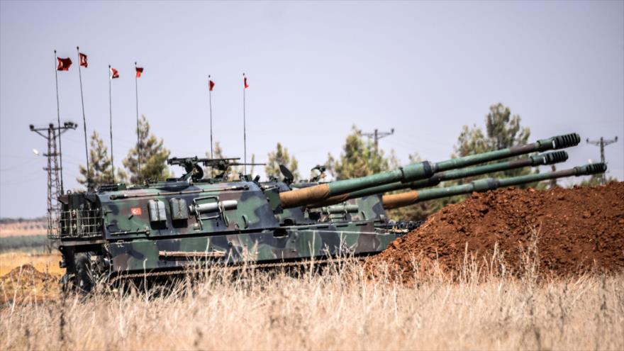 Artillería turca durante los enfrentamientos entre soldados turcos y combatientes del grupo terrorista EIIL (Daesh en árabe), a 20 kilómetros al oeste de la ciudad turca de Karkamış (sur), 3 de septiembre de 2016.