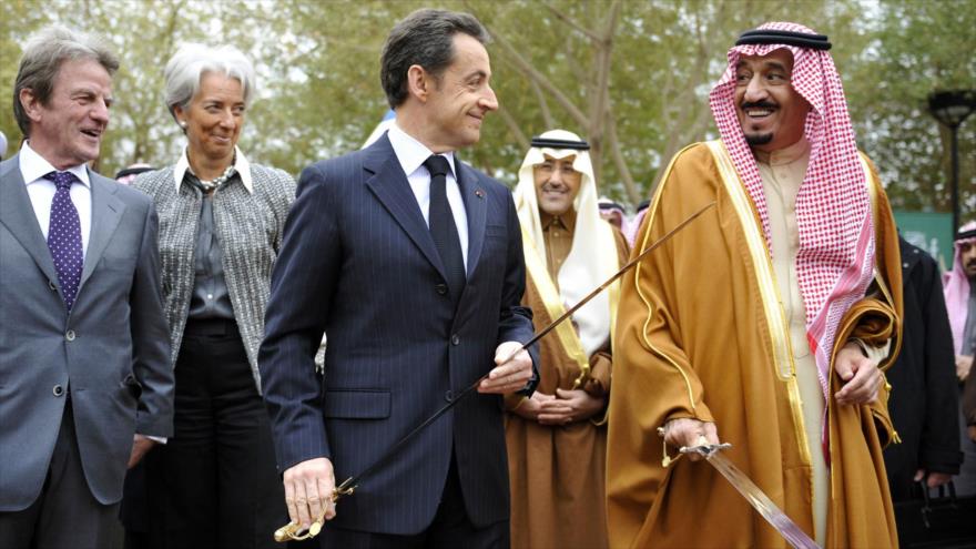 El expresidente de Francia, Nicolás Sarkozy, y el entones príncipe saudí, Salman bin Abdulaziz Al Saud, durante una visita en Riad, en 2008. 