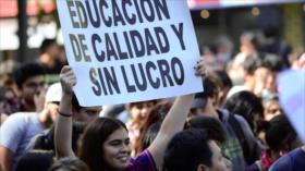 Estudiantes chilenos urgen expulsión de bancos de sistema educativo