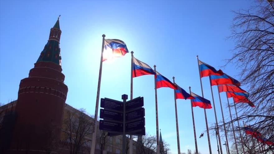 Decenas de banderas de Rusia ondeando cerca del Gran Palacio del Kremlin.
