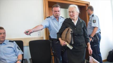 8 meses de cárcel por escribir que Auschwitz era campo de trabajo