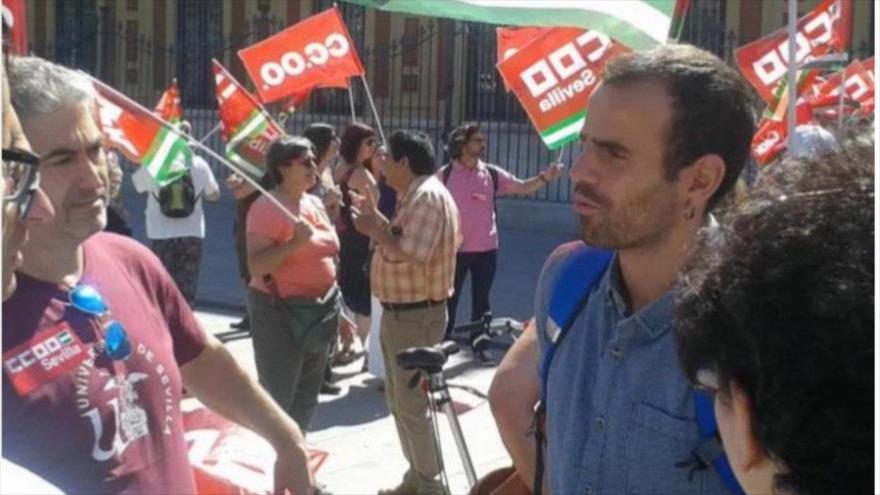Miguel Ángel Bustamante (dcha.), diputado de la coalición española Unidos Podemos y miembro del Partido Comunista de España (PCE), conversa con sindicalistas durante una manifestación por derechos sociales.