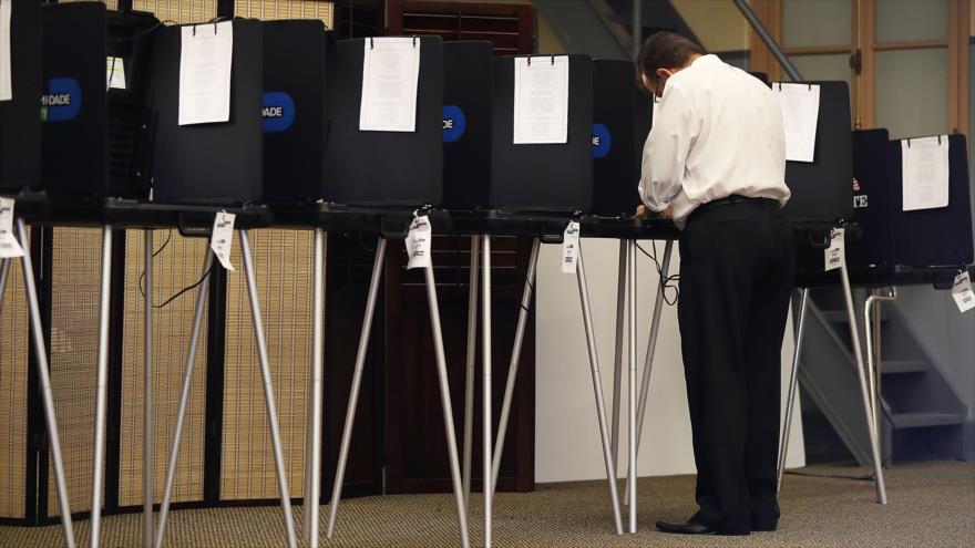 Un estadounidense vota en las primarias en Florida, 30 de agosto de 2016.