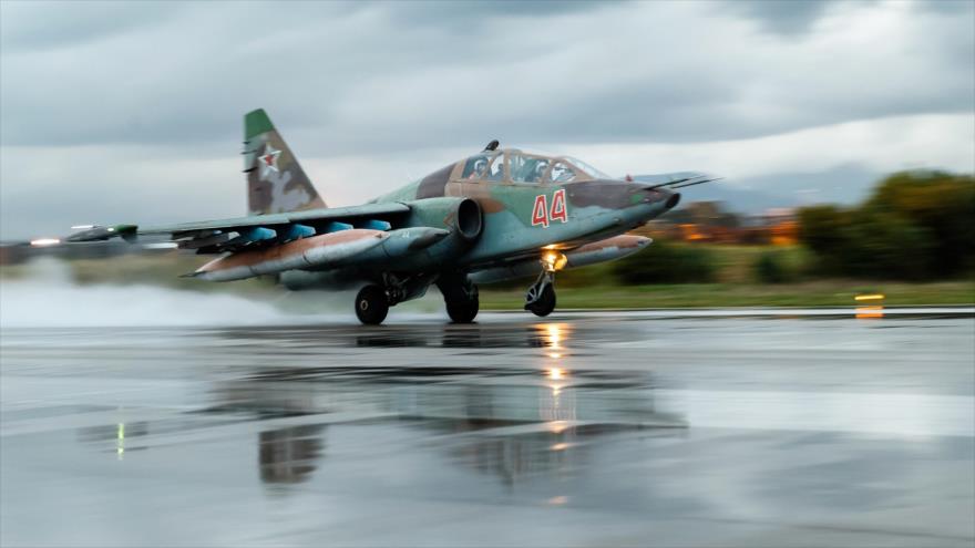 Un avión de combato ruso Sujoi Su-25 despega de la base aérea de Hmeimim en la provincia siria de Latakia (noroeste), 16 de marzo de 2016.