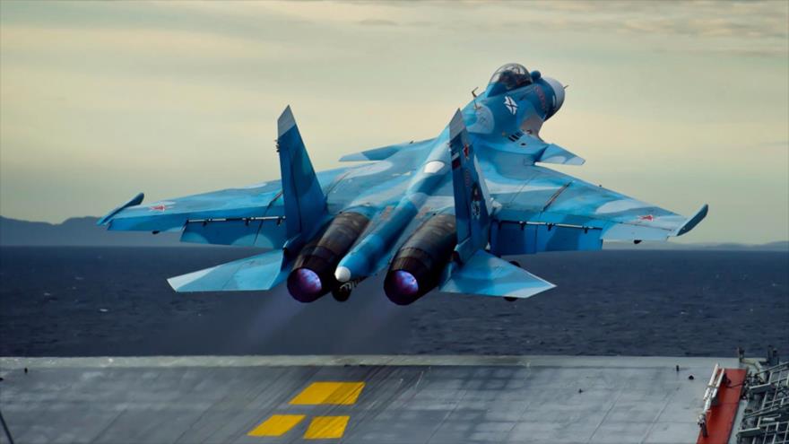 El cazabombardero embarcado ruso Sujoi Su-33 despegando desde el portaaviones ruso Almirante Kuznetsov.