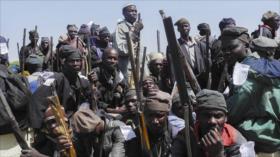 Terroristas de Boko Haram queman un pueblo montados en camellos