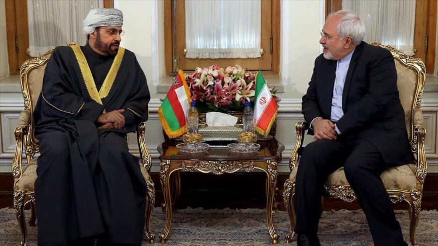 El canciller iraní, Mohamad Yavad Zarif (dcha.), recibe al ministro omaní del Interior, Hamud bin Faisal Al Busaidi, en Teherán, capital persa, 4 de septiembre de 2016.