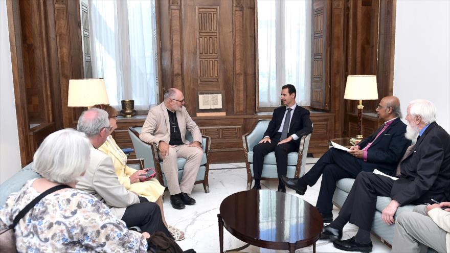 El presidente sirio, Bashar al-Asad, durante una reunión con una delegación británica de visita a Damasco, capital siria, que incluye miembros de la Cámara de los Comunes y la Cámara de los Lores, 4 de septiembre de 2016.
