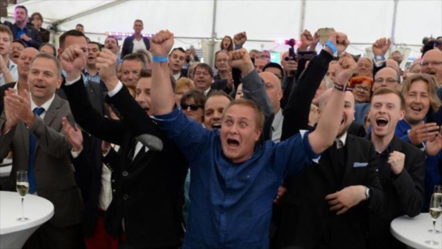 Simpatizantes del partido populista AfD celebran los primeros sondeos que anuncian su auge en las urnas. 