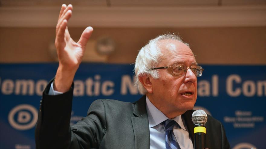 El senador demócrata estadounidense Sanders ofrece un discurso en la Convención Nacional Demócrata (DNC, por sus siglas en inglés) en Pensilvania, 27 de julio de 2016.