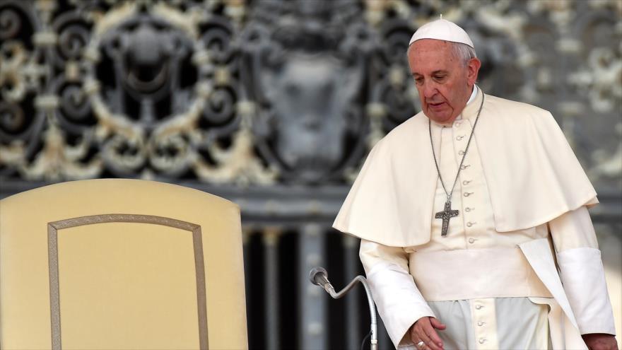 El papa Francisco llega a su audiencia general semanal en la plaza de San Pedro en el Vaticano, 31 de agosto de 2016.