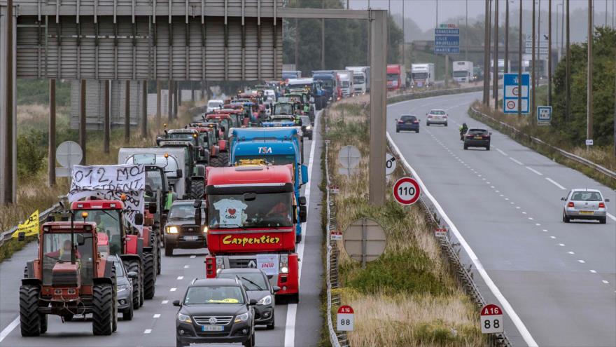 Camiones y tractores bloquean la autopista A16, un importante eje utilizado por los transportistas europeos para llegar al Reino Unido a través del puerto de Calais o del túnel de la Mancha, 5 de septiembre de 2016.