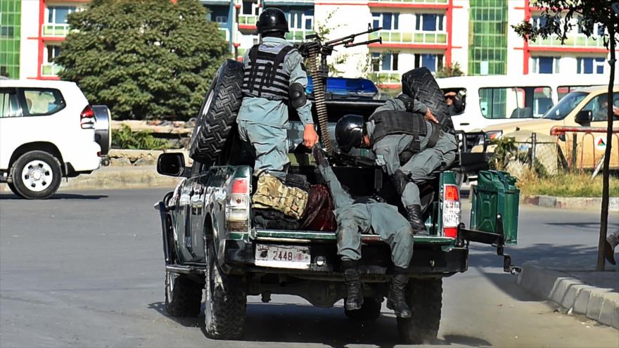 Agentes de la Policía afgana trasladan los cadáveres de sus colegas víctimas de una doble explosión en Kabul, capital afgana, 5 de septiembre de 2016. 