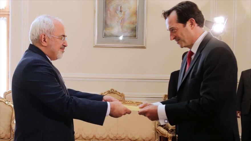 El nuevo embajador del Reino Unido en Teherán, Nicholas Hopton (dcha.), entrega sus cartas credenciales al canciller iraní, Mohamad Yavad Zarif, 5 de septiembre de 2016. 