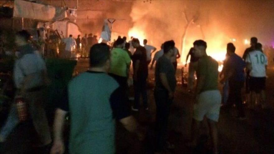 Incendio provocado por la explosión de un coche bomba frente a un restaurante en Bagdad, capital de Irak, 6 de septiembre de 2016.