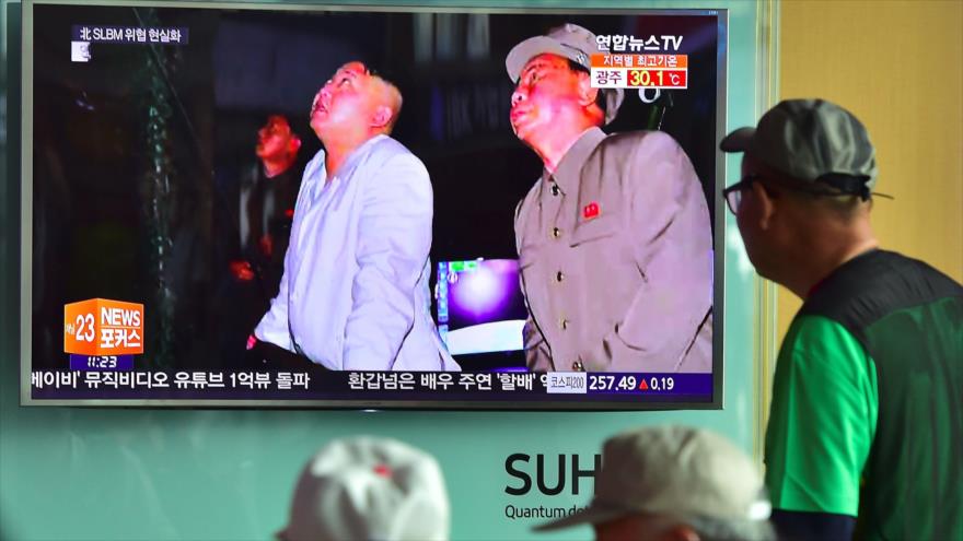 Imágenes televisivas muestran al líder de Corea del Norte, Kim Jong-un, observando el lanzamiento de un misil balístico.