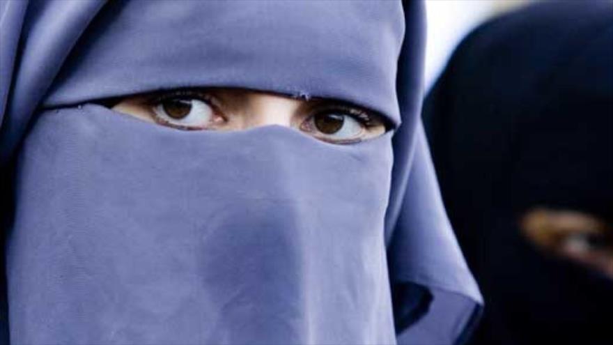 El grupo terrorista Daesh prohíbe a las mujeres usar burka.